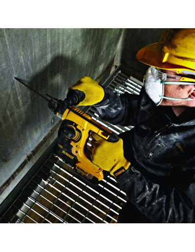 Dewalt DCH253N 5035048439111 wiercenie w ścianie mężczyzna kask okulary maska rękawice zachowanie BHP
