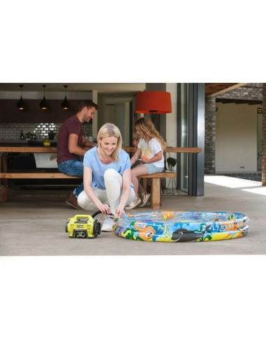 Ryobi 18V R18I-0 4892210122780 kobieta pompuje materac