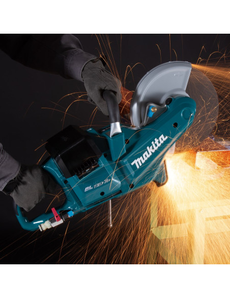 Makita Dce090T2X1 Ręczna Pilarka/Przecinarka Do Betonu w użyciu cięcie