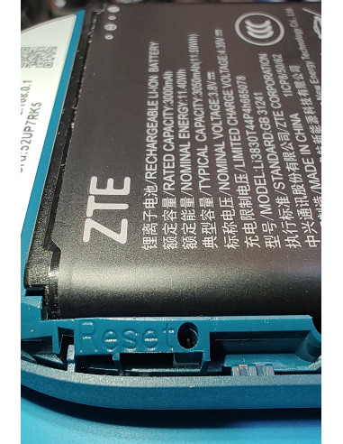 ZTE U10S Pro przycisk Reset na dnie otworu, pojemność baterii 3050 mAh (11,59 Wh) i model Li3830T44P4h665078